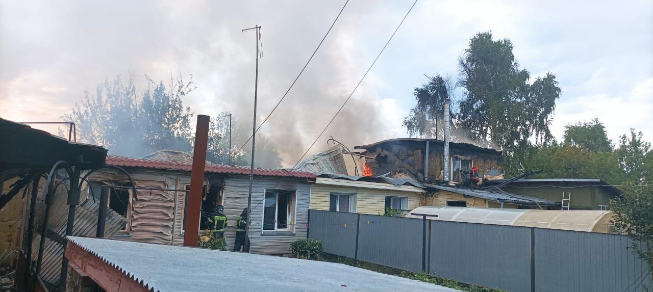 Фото В Новосибирске пожарные эвакуировали мужчину из горящего дома 3